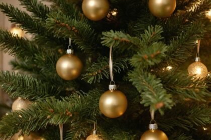 Künstlicher Weihnachtsbaum wie echt: Die besten Tipps für eine festliche Stimmung