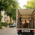 Umzugshelfer laden Kartons in einen Umzugswagen an einem sonnigen Sommertag